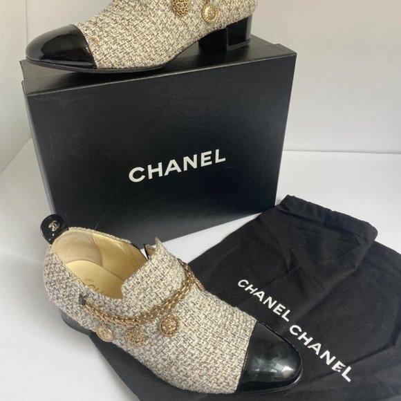 CHANEL TWEED ANKLE BOOTS WITH LOGO CHARMS - Picture 15 of 16